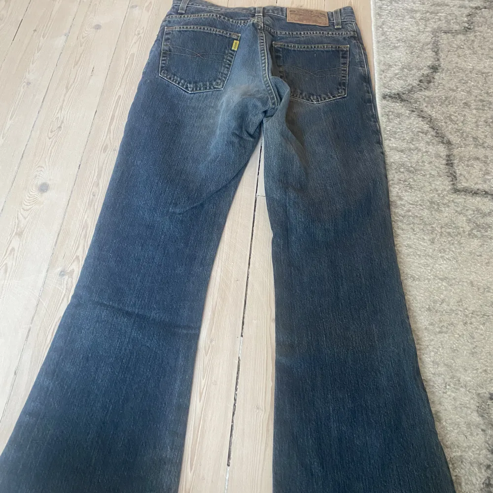 Skit snygga vintagejeans som ja säljer då de är för stora för mig!🤍💋. Jeans & Byxor.