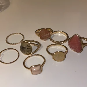 Ringar - Ett set med lite olika ringar i guldfärg, fraktar mot köparens bekostnad samt möts upp stockholm 💕