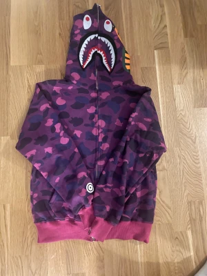 B hoodie - Rätt så ny 