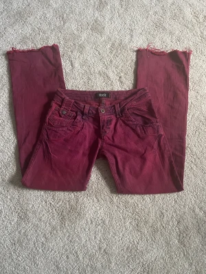 Low waist jeans - Dolce&Gabbana jeans! Lågmidjade y2k jeans bootcut/straight med coola detaljer! 💗Köpt secondhand men kom ej till användning, är avklippta. Mått: Midja-37cm, innerben-73cm.💗Finns kvar!!