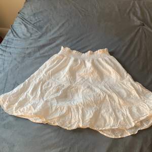 Jättefin vit kjol, köpt sommaren 2022🤍🤍 Jag säljer den då jag inte tycker om att den är rak, utan vill ha volang.  Använd någon enstaka gång 🩷