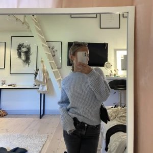 Stickad tröja - Ljusblå stickad tröja i strl xs eller s tror jag då lappen är bortklippt. Använd ngr ggr men i fint skick🩵 