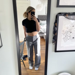 Kostymbyxor  - Såå fina gråa kostymbyxor!! Passar till allt, säljer då dom blivit för stora på mig:( man kan ha dom jättesnyggt lågmidjat💗 frakt tillkommer! 