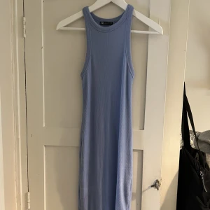 Långklänning  - Blå tajt långklänning från zara 
