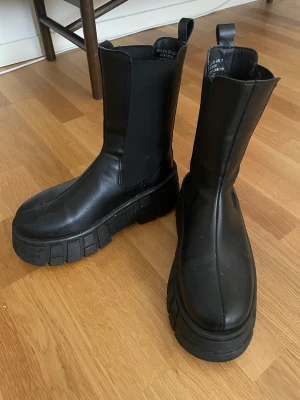 Boots - Svarta boots ifrån asos med platå. Riktigt tuffa men knappt använda. Perfekt nu till hösten då de står emot vatten