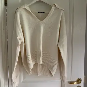Fin tröja från Gina tricot i storlek L. Passar M. Färgen är mellan vit och beige