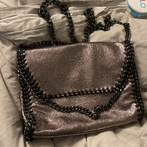 Väska - Super fin och cool väska! Går att ha två olika längder på🩵