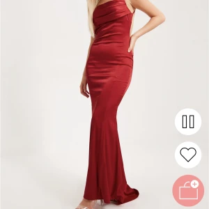 Bal/Festklänning i silkesmaterial - Bal/festklänning från Nelly. Använd en gång och är i gott skick. Ordinarie pris: 1099 kr