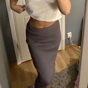 STICKAD KJOL MED RIB - Lång, tajt kjol!