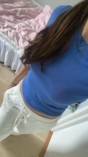 Blå t-shirt  - Superfin blå t-shirt som köptes nyss från zara, säljer då det bara inte kommer till användning