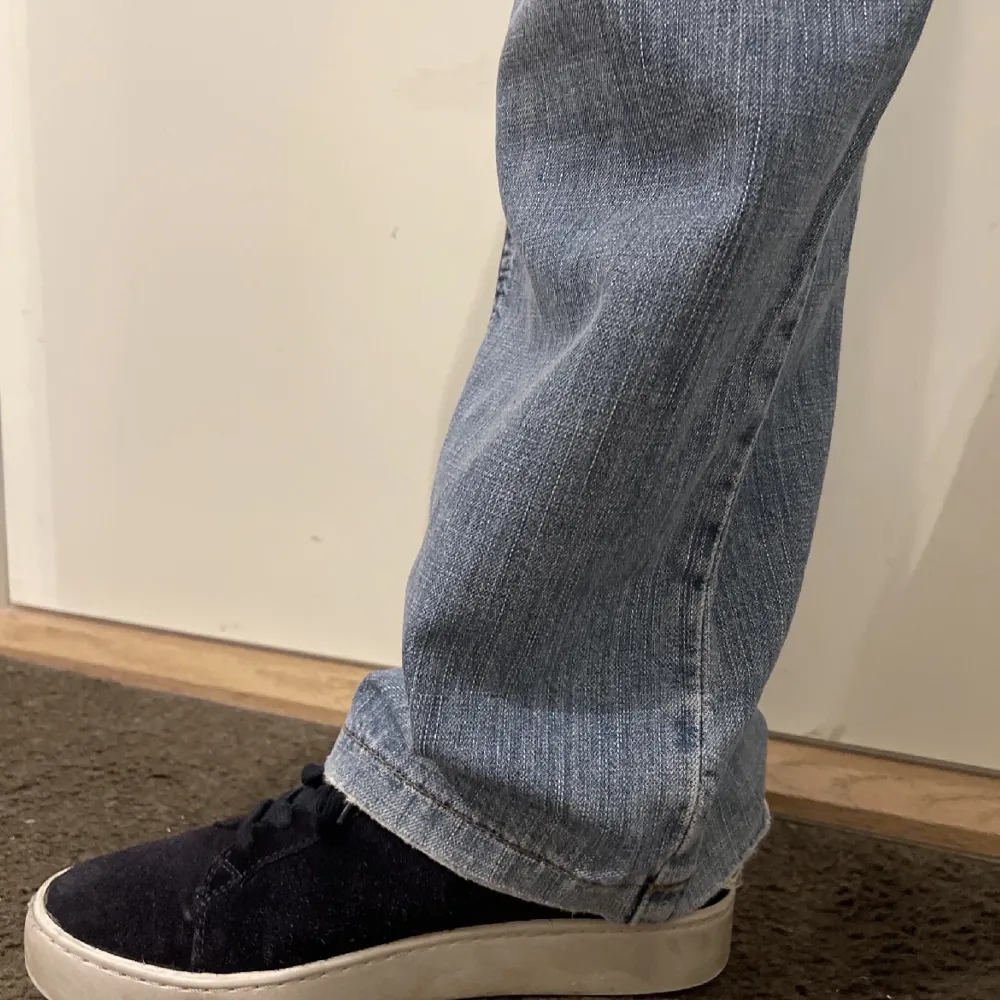 Snygga lågmidjade jeans som är för stora därav säljer jag dem. Rakt över är det 42 och innerbenslängd är 80. Pris kan diskuteras!💕. Jeans & Byxor.