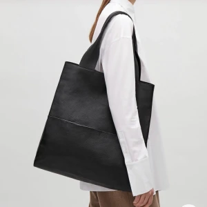 Svart tote väska från COS - Svart Cos tote väska i läder 🖤perfekt skolväska. Utan defekter. ”	LARGE GRAINED LEATHER BAG” från 2019. Nypris 1500kr  ❤️‍🔥