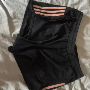 shorts - ett par adidas shorts säljer för aldrig använt dom och tänker de e ej lönt att ha dom