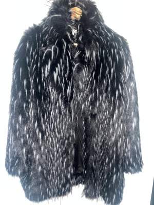 Köpt på H&M. Nypris 900 kr. Trendigt plagg som är ett måste i vinter garderoben. Säljs p.g.a flytt & platsbrist 