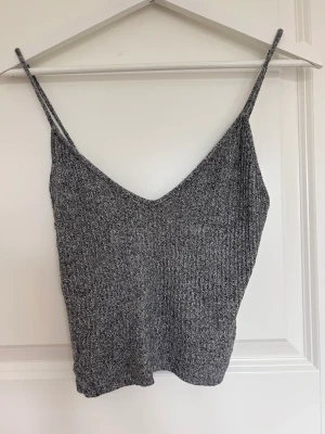 Brandy Melville ribbat linne - Ribbat linne från brandy melville  Stl onesize (xs/s)  Inga anmärkningar på skick 