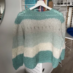 Färgglad stickad tröja - En mysig stickad tröja inför hösten!! Egengjord i hyfsat skick🩵Skriv för frågor eller fler bilder!!