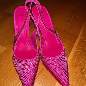 Superfina slingbacks från zara i rosa! Endast provade och har sen dess aldrig kommit till användning 