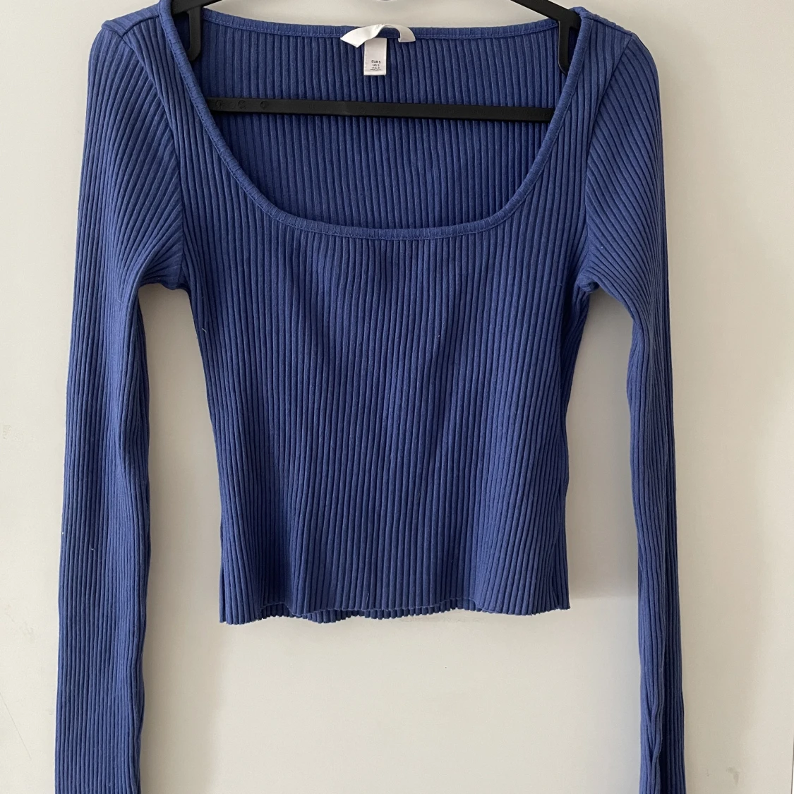 Blå topp med fyrkantig urrigning