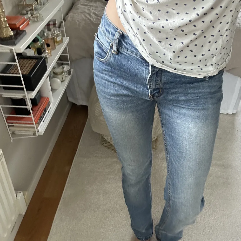 Helt oandvända cheap monday jeans i en rak modell och ljusblå tvätt! Står ej storlek men jag är en 36:a o dem passar perfekt- 175 lång!. Jeans & Byxor.