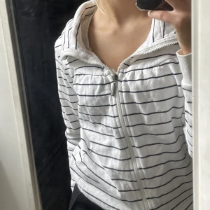 Randig kofta🤍 - Superfin randig kofta från Only🤍 Storlek: M Använd väl då jag ärvt den men utöver det väldigt bra skick🤍