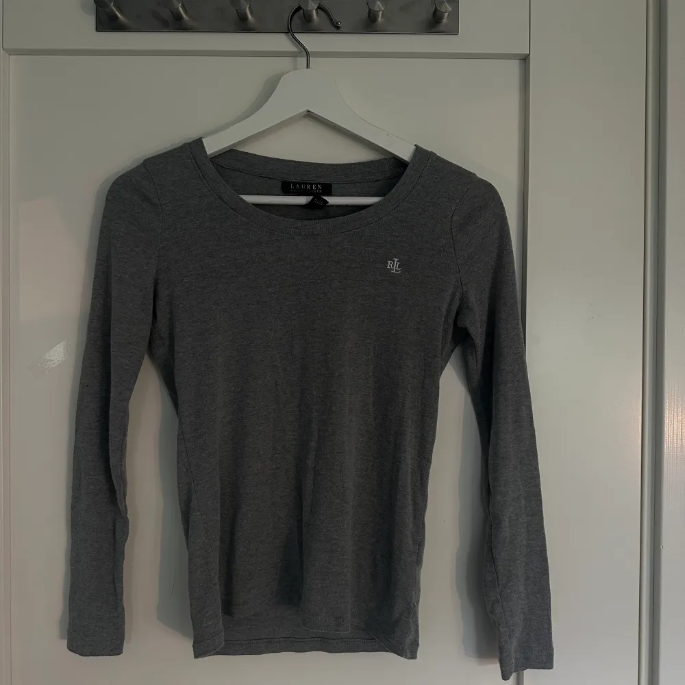 Fin Ralph Lauren långärmad tröja som aldrig kommer till användning. Den är i storlek xs men skulle säga att den funkar som xxs också då ärmarna är lite korta.🥰. Toppar.