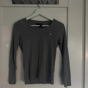 Fin Ralph Lauren långärmad tröja som aldrig kommer till användning. Den är i storlek xs men skulle säga att den funkar som xxs också då ärmarna är lite korta.🥰