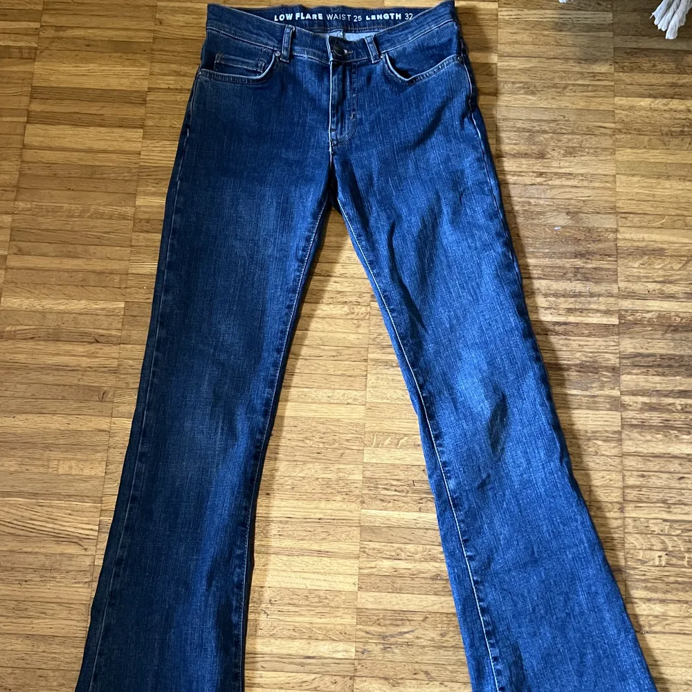 Superfina lågmidjade bootcut jeans från bikbok i modellen Low flare. Köpta för 599kr, endast använda några gånger. Storlek 25/32 Långa på mig som är 169cm. Jeans & Byxor.