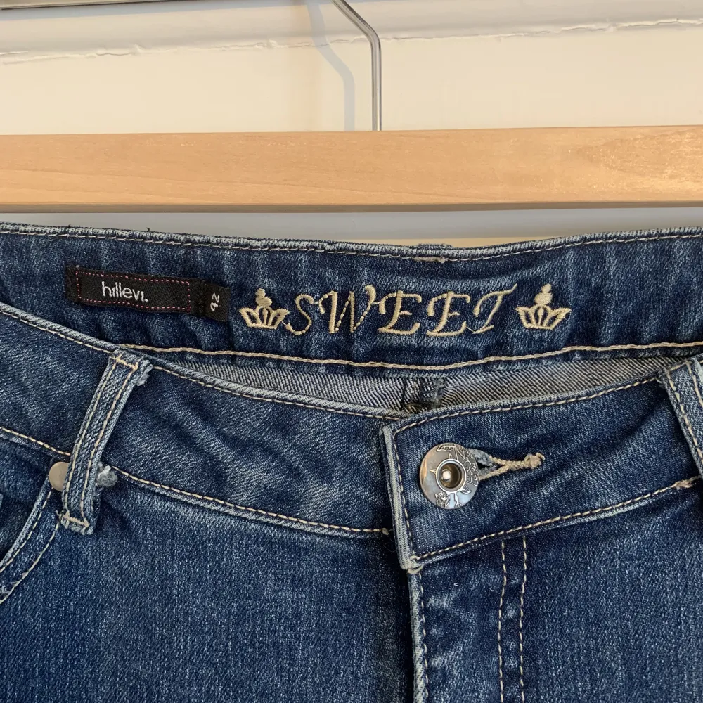 Säljer dessa väldigt fina Lågmidjade jeansen i storlek 42. Väldigt fint skick och sparsamt använda.. Jeans & Byxor.