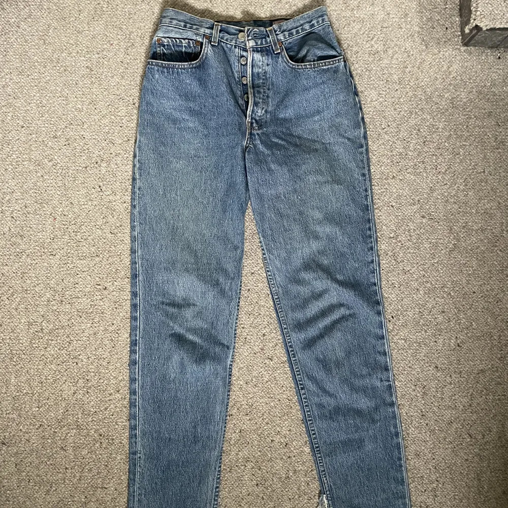 Gamla Levis jeans som jag klippt slit på. Jag är 174cm!. Jeans & Byxor.