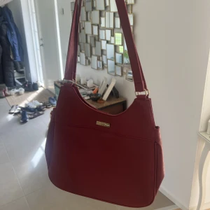 Jätte fin röd väska från ETERNAL LOVE.  - Säljer min jätte söt röd väska som tyvärr aldrig kom till användning. Köpte den på secondhand i Stockholm. Den är som ny. 