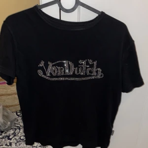 Von dutch - Von dutch T-shirt med rhinestones. Inga defekter och i väldigt bra skick. Skriv för fler bilder🫶