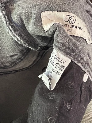 låga gråa jeans - köpta secondhand och jag har sytt på det svarta och kortat ner i midjan, därav priset.