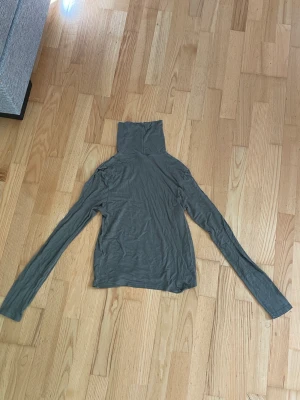 grön tunn turtleneck  - grön turtleneck som är köpt på hm för snart 2 år sen. Säljer eftersom att den inte längre passar mig.