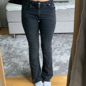 Svarta jeans - Säljer dessa jätte fina jeansen från Gina tricot, har använt dem väl men är i fint skick ändå. Säljer dom pga att de är försmå och för korta för mitt tycke (är 173cm). Köparen står för frakten! Priset är förhandlingsbart.
