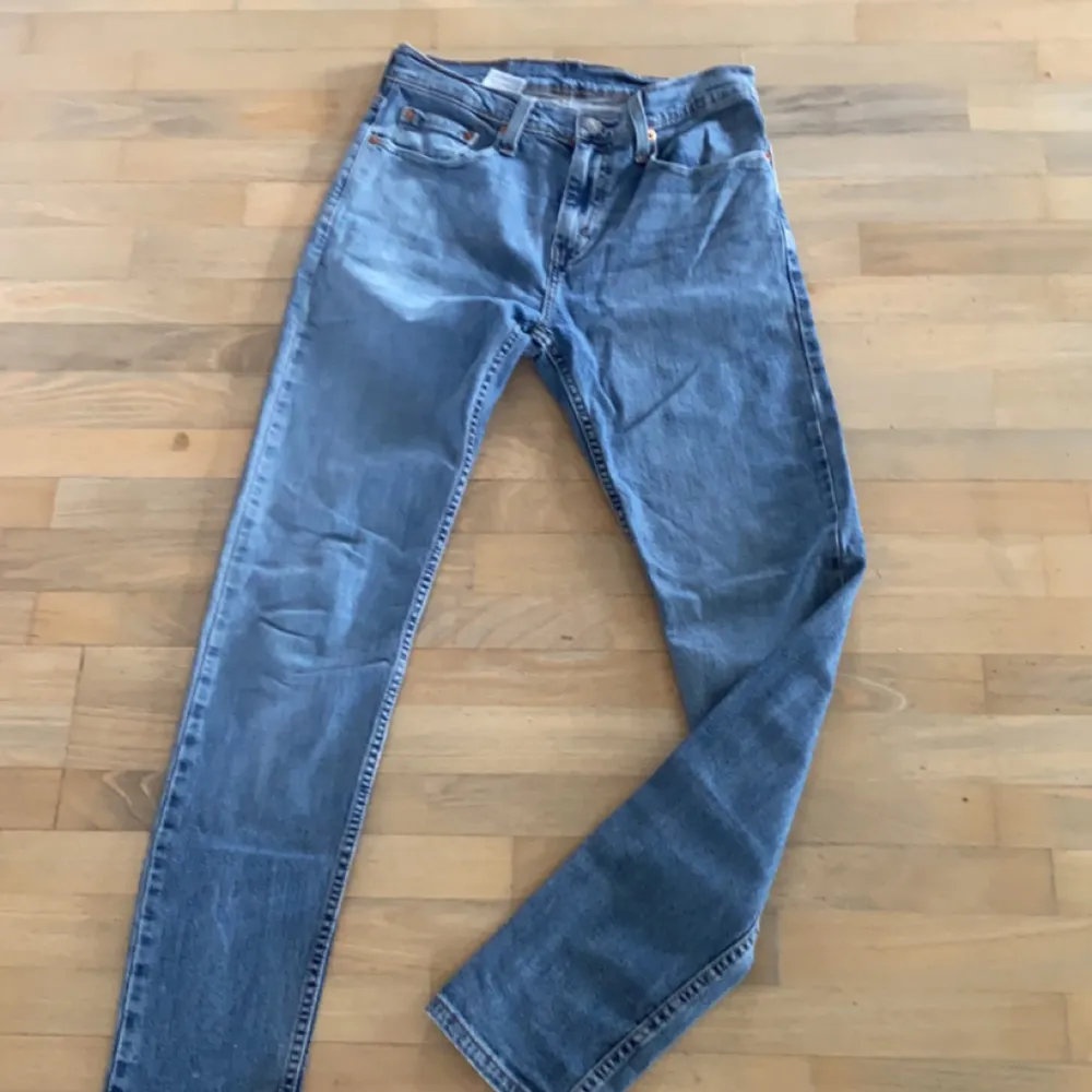 Säljer dessa levis jeans då de blivit för små för mig. Sparsamt använda och väldigt bra skick. Nypris 1200 mitt pris 200. Jeans & Byxor.