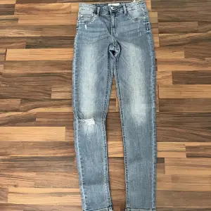 Snygga skinny jeans från Cubus. Den ser väldigt gråa ut på bilden men är blåa i verkligheten.