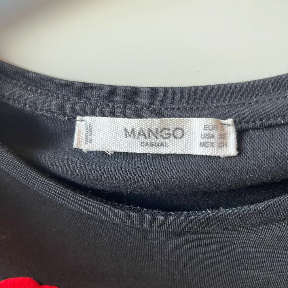 T-shirts med pussmunnar ifrån Mango, storlek xs. . T-shirts.
