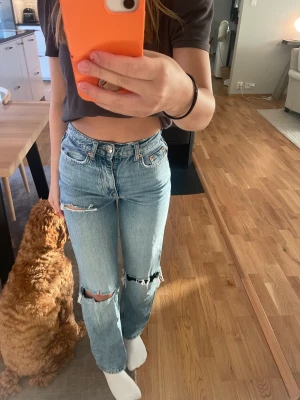 Blå jeans - Säljer dessa snygga jeans som är köpte för nått år sen, säljer eftersom dom är lite för små för mig. 