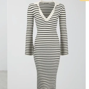 Randig klänning  - Jag säljer min klänning som är helt ny ändrat provad. Storlek S ❤️