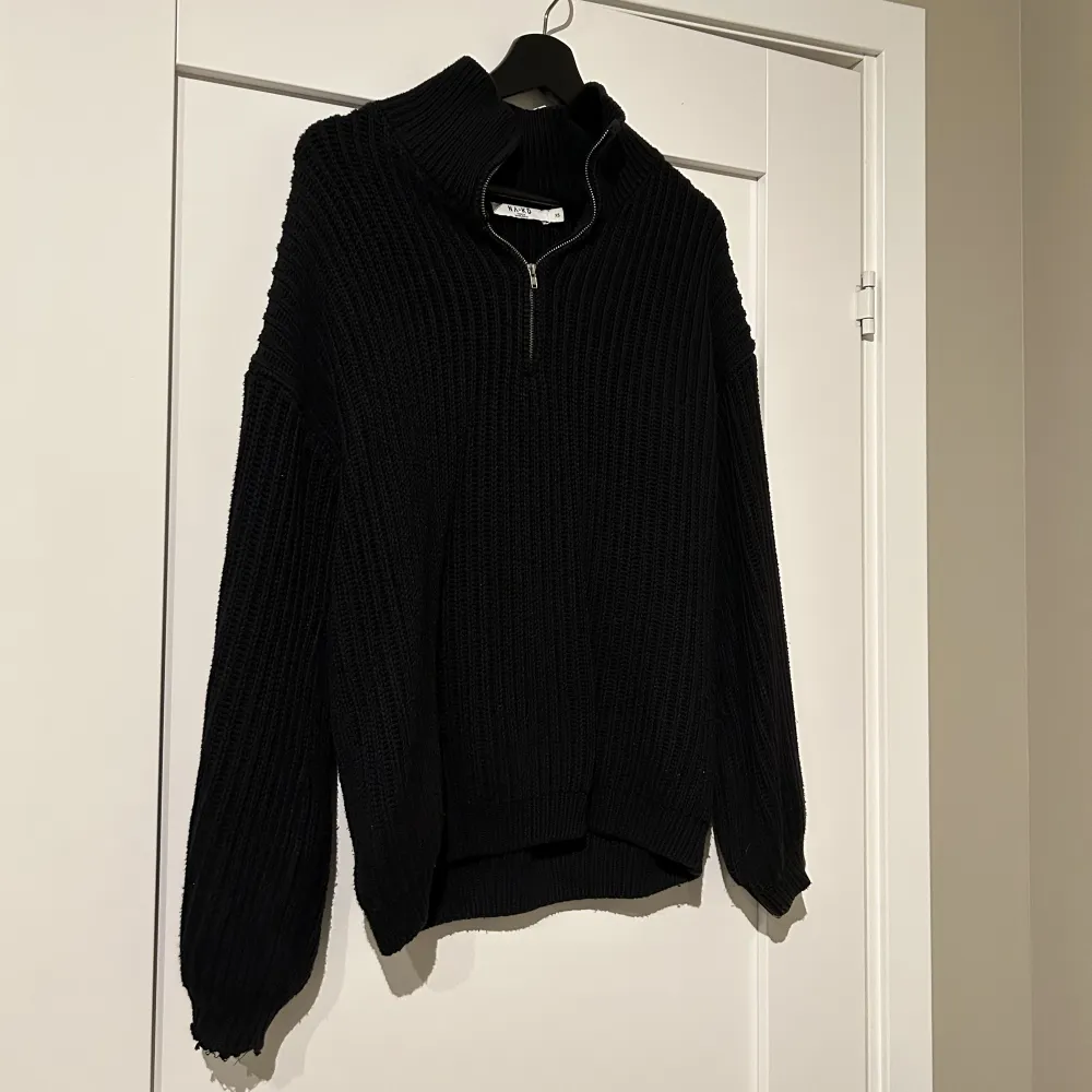 Säljer denna svarta stickade tröja med dragkedja från NAKD i storlek XS. Pris: 200kr+frakt!🥰. Stickat.