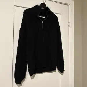 Säljer denna svarta stickade tröja med dragkedja från NAKD i storlek XS. Pris: 200kr+frakt!🥰