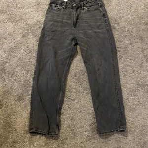 Mörk gråa jeans  -  Jag säljer mina mörkgrå jeans då jag inte längre får användning av dem. Skicket är fint då jag sparsamt använt dem. Tveka inte med att ställa frågor!😁 Vid intresse av snabb affär kan jag tänka mig att sänka priset!