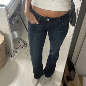 Mavi bootcut jeans - Snygga blå jeans från Mavi, slutsålda🤗🤗 bra skick, lite slitningar längst ned på ena benet men inget man tänker på