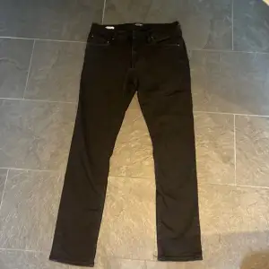 Svarta jeans från Jack & Jones i modell Glenn, storlek 32 midja 34 längd (32/34) nypris 899 kr, skick 8/10 Mitt pris 149 kr+frakt