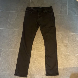 Jeans herr - Svarta jeans från Jack & Jones i modell Glenn, storlek 32 midja 34 längd (32/34) nypris 899 kr, skick 8/10 Mitt pris 149 kr+frakt