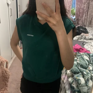 Grön tröja - En grön tröja som har blivit använd typ 1 gång. 