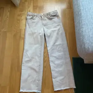 Här har vi ett par jeans som är utsprida från lager 157. Den har tvättat 