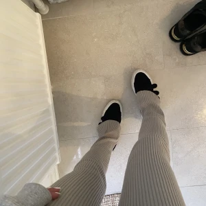 Byxor - Säljer dessa jättefina grå randiga byxorna som sitter så fint på och är jätte sköna🫶🏼