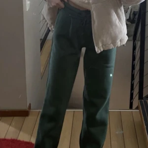 Mjukisbyxor  - Jättesköna mjukisbyxor från Bikbok, använd 1-2 gånger. Nypris: 399kr. 170kr eller bud, priset är ej slaget i sten🫶