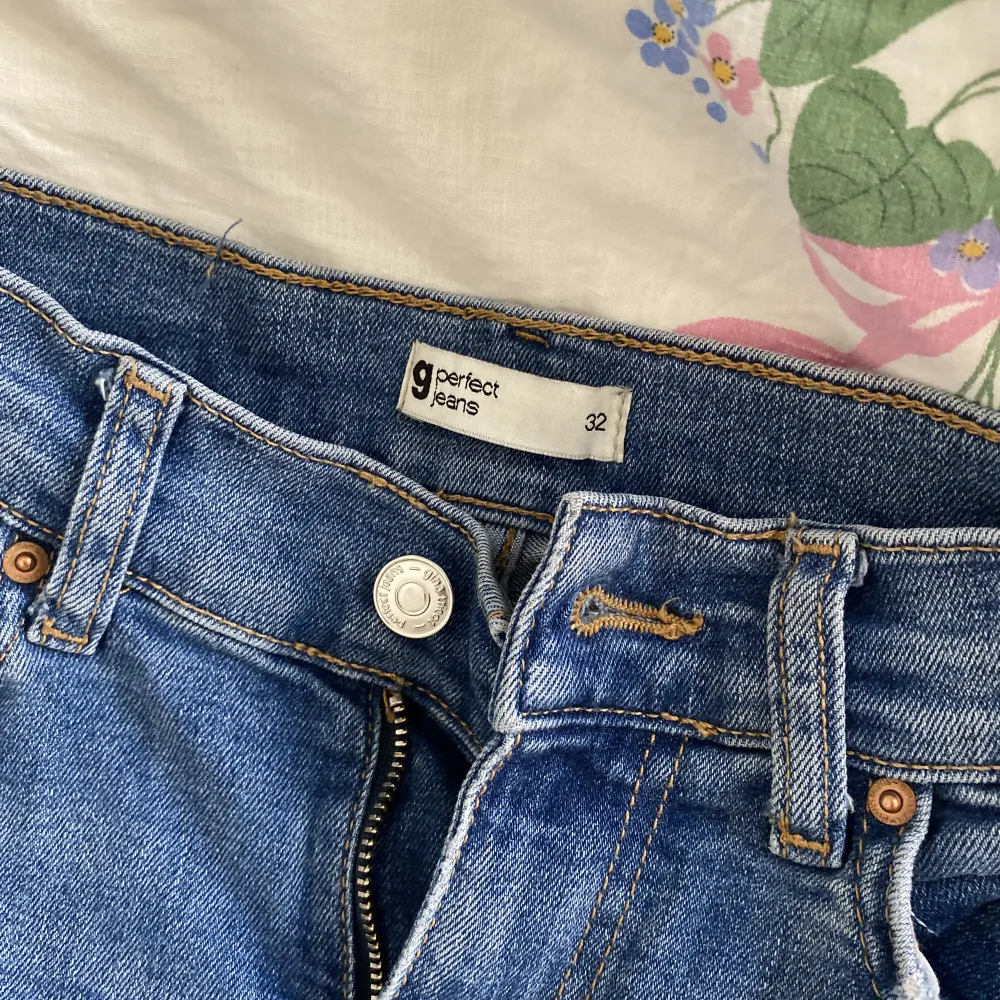 Skit snygga  lågmidjade jeans som använda en gång, dom är köpta på Gina för 499. Priset kan sänkas om det är behövligt . Jeans & Byxor.
